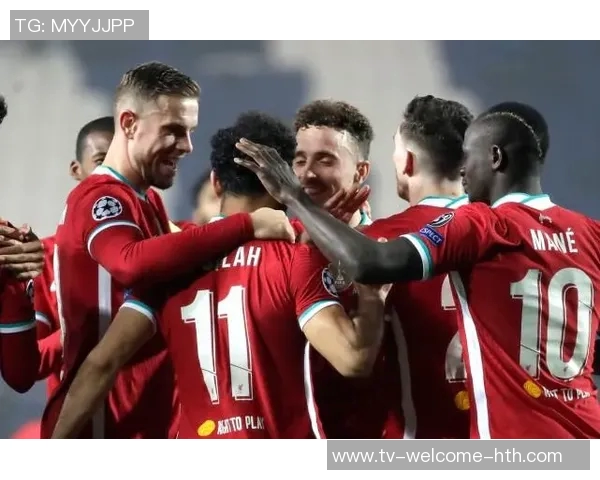 德里欧赛后高举欧冠MVP奖杯庆祝对利物浦的精彩表现与进球荣耀