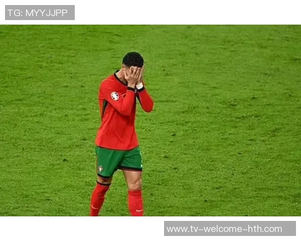 C罗中路停球失误错失良机遗憾抱头难掩失落情绪